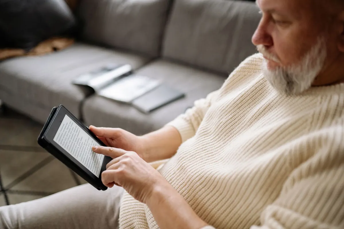 E-reader vs Tablet for Commuting: Which Is Better for UK Travel?